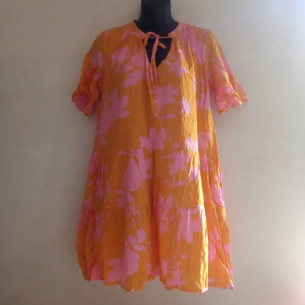 Beautiful dress size medium ( Bag W )